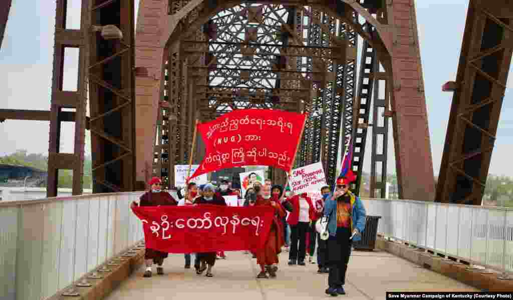 အမေရိကန်ပြည်ထောင်စု ကန်တပ်ကီပြည်နယ်က မြန်မာ့အရေးဆန္ဒပြပွဲ။ (ဧပြီ ၁၇၊ ၂၀၂၁။ ဓာတ်ပုံ - Save Myanmar Campaign of Kentucky)