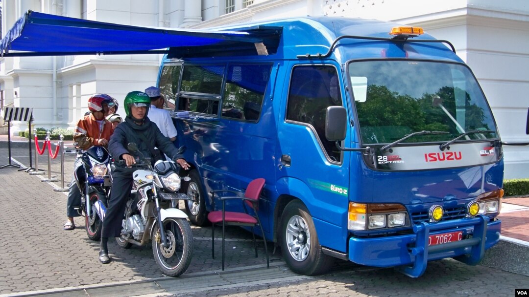 Layanan penukaran uang tunai 'Drive Thru' di Bank Indonesia wilayah Jawa Barat, merupakan yang pertama di Indonesia (foto: VOA). 