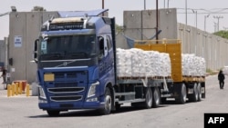 یک کامیون حامل کمک‌های بشردوستانه برای نوار غزه در گذرگاه مرزی کرم شالوم در جنوب اسرائیل (۱۰ خرداد ۱۴۰۲)