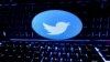 Logo Twitter tampak di depan layar laptop dalam sebuah ilustrasi pada 21 Februari 2023. (Foto: REUTERS/Dado Ruvic)