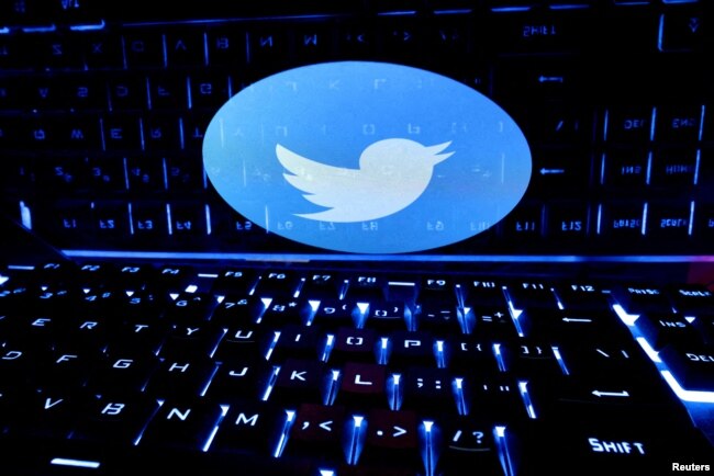 Logo Twitter ditampilkan di monitor sebuah laptop dalam ilustrasi, 21 Februari 2023. (Foto: REUTERS/Dado Ruvic)