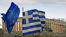 Zastave Grčke i EU ispred Akropolja u Atini