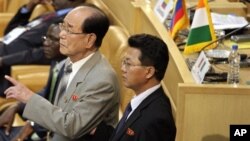 30일 이란 테헤란에서 열린 비동맹운동 정상회의에 참석한 북한의 김영남 최고인민회의 상임위원장(왼쪽).