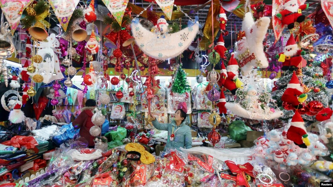Penjual hiasan Natal di Huaibei, provinsi Anhui, China (11/12).