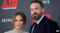 ARCHIVO - Jennifer Lopez y Ben Affleck llegan al estreno mundial de "Air", el lunes 27 de marzo de 2023, en el Regency Village Theatre de Los Ángeles.