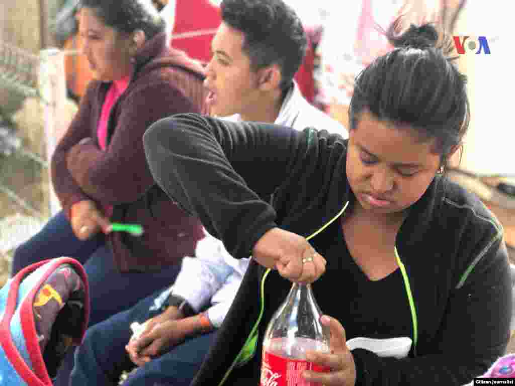 Migrantes de la caravana esperan en un albergue en Tijuana para poder entrar a EE.UU. El albergue improvisado está localizado en un complejo deportivo. Fotografía: Celia Mendoza- VOA &nbsp;