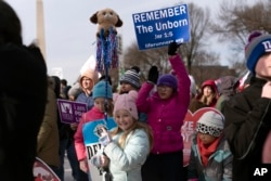 Activistas contra el aborto asisten a la Marcha anual por la Vida en Washington, el viernes 21 de enero de 2022. (Foto AP/Mariam Zuhaib)