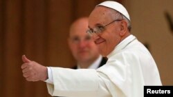 El papa Francisco aseguró que prefiere estar entre sus "hermanos" antes que vivir en una residencia aislada.