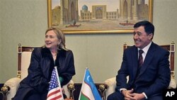 US Secretary of State Hillary Rodham Clinton, left, and Uzbek Foreign Minister Vladimir Norov seen during a meeting at the airport in Tashkent, Uzbekistan, Dec. 2, 2010