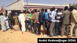 File d'attente des usagers des documents administratifs à N’Djamena, au Tchad, le 18 février 2020. (VOA/André Kodmadjingar).