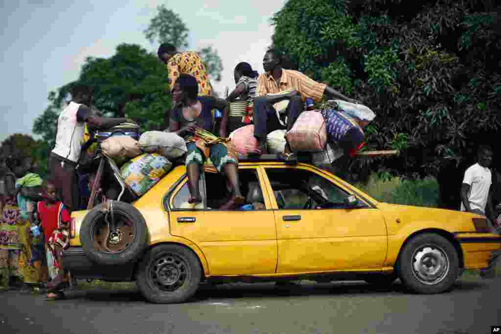 Christians from the village of Bouebou, some 40 kms (30 miles) North of Bangui, Central African Republic, flee sectarian violence, Dec. 4, 2013. 