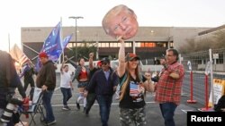Những người biểu tình ủng hộ Tổng thống Donald Trump tại Phoenix, Arizona, ngày 9/11/ 2020, phản đối kết quả bầu cử trao phần thắng cho ông Joe Biden. 
