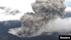 Gunung Aso, di pulau Kyushu, Jepang selatan, meletus Sabtu pagi, 8 Oktober 2016 (Foto: dok).