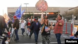 Para pendukung Presiden AS Donald Trump berkumpul di depan Pusat Penghitungan Suara dan Pemilu Maricopa County, dalam unjuk rasa "Stop Steal" memprotes hasil pilpres 2020 yang memproyeksikan kemenangan Joe Biden, capres dari partai demokrat, di Phoenix, Arizona, 9 November 2020.