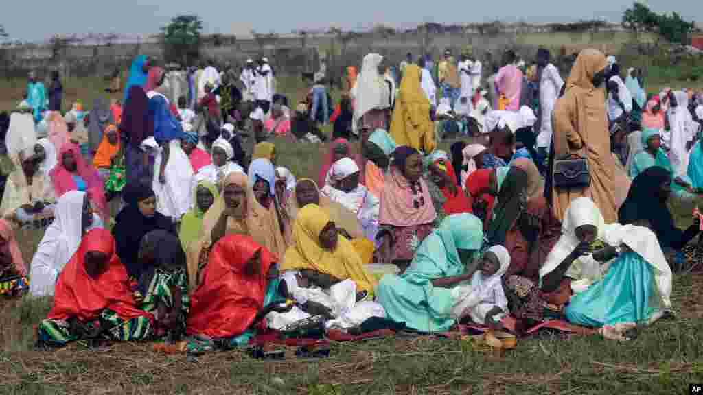 مسلمانا در شهر لاگوس نایجریا نماز عید فطر را در یک فضای آزاد ادا کردند