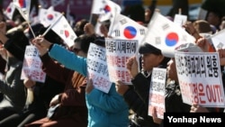 지난 10일 한국 뉴라이트 여성연합 회원들이 서울에서 북한인권법 제정을 촉구하는 시위를 벌이고 있다. 