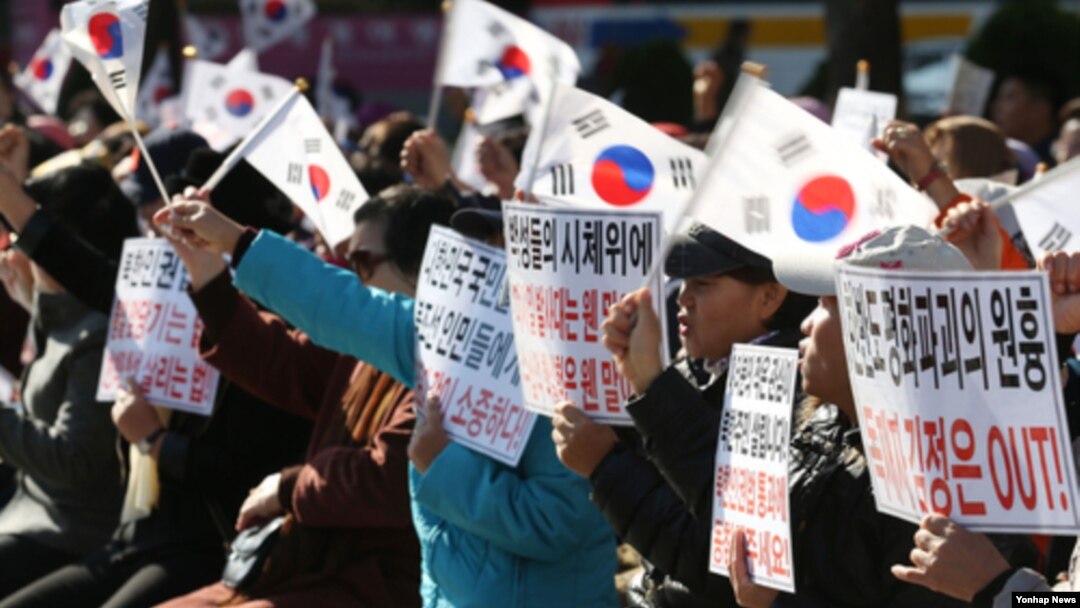 지난해 11월 서울에서 뉴라이트 여성연합 회원들이 북한인권법 제정을 촉구하는 시위를 벌이고 있다. (자료사진)