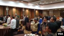 Suasana pertemuan Pemprov Jateng dengan puluhan mantan Napi terorisme yang sudah menjalani program deradikalisasi di salah satu hotel di Solo, Jumat (28/6). (VOA/Yudha)