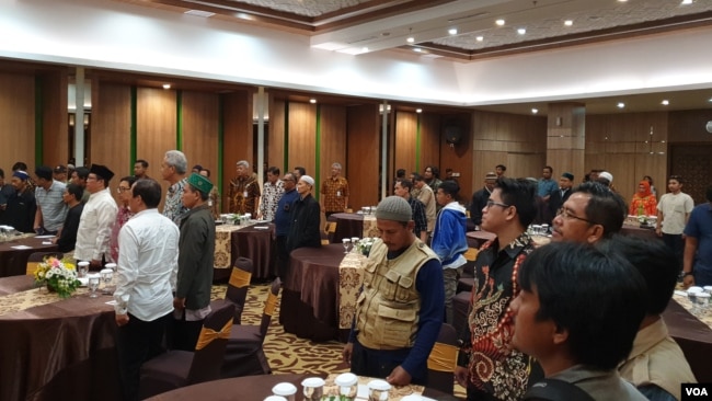 Suasana pertemuan Pemprov Jateng dengan puluhan mantan Napi terorisme yang sudah menjalani program deradikalisasi di salah satu hotel di Solo, Jumat (28/6). (VOA/Yudha)
