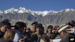 Kepala Angkatan Darat Pakistan Jendral Ashfaq Parvez Kayani (tengah) memberikan keterangan pers di Skardu, Pakistan, seusai meninjau lokasi gletser Siachen yang menimbun lebih dari 125 tentara Pakistan (18/4).