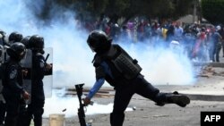 Policías en Honduras se enfrentaron a manifestantes, lazando bombas lacrimógenas a más de 1.000 personas. 