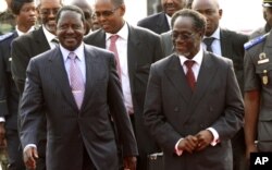 Le Premier ministre kenyan, Raila Odinga (à gauche), émissaire de l'union africaine, est rentré bredouille d'Abidjan