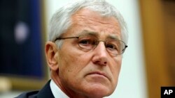 El secretario de Defensa, Chuck Hagel, escucha una intervención en el Congreso donde testificó sobre el canje del sargento Bergdahl. 