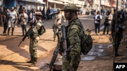 Membros do movimento M23 patrulham as ruas durante um exercício especial de limpeza e uma reunião pública conduzida pelo movimento M23 após a tomada da cidade na Place de lÕIndŽpendance em Bukavu, em 20 de fevereiro de 2025.