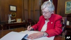 La gobernadora de Alabama, Kay Ivey, firmó el miércoles 15 de mayo de 2019 una ley sobre el aborto, que está entre las más restrictivas de todo EE.UU. 