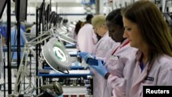 Radnici u fabrici mobilnih telefona "Motorola" u Fort Vortu, u saveznoj državi Teksas