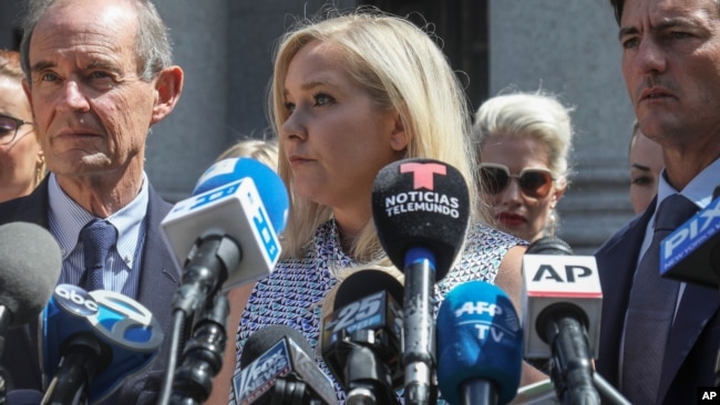 Virginia Giuffre, yang mengajukan gugatan hukum terhadap Pangeran Andrew, memberikan keterangan kepada media, di luar pengadilan Manhattan, New York (foto: dok).