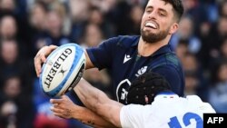 Pemain tengah tim rugbi Italia (kanan) menjegal pemain Skotlandia Adam Hastings dalam laga turnamen rugbi internasional Enam Negara antara Italia dan Skotlandia di Stadion Olympic, Roma, 22 Februari 2020. (Foto: AFP)