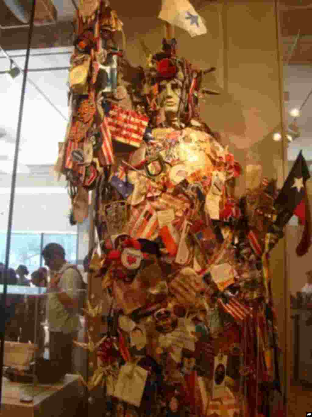 各国救灾人员将识别证别在自由女神模型上