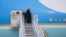 唐纳德·特朗普总统乘坐“空军一号”专机从北京首都国际机场启程前，向人群挥手致意。(2026年5月15日)