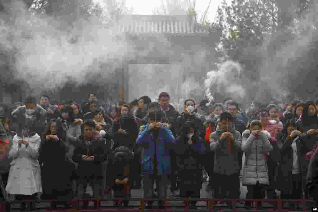 2017年元旦，在浓重的雾霾中，中国人在北京雍和宫烧香