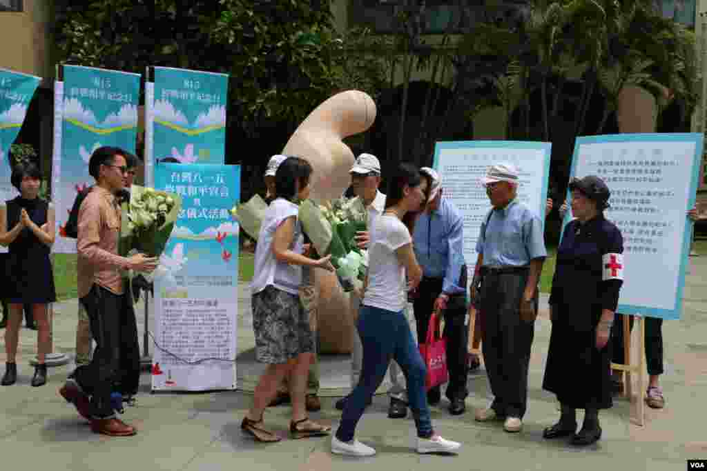 青年学生向老兵献花致敬（美国之音杨明拍摄）