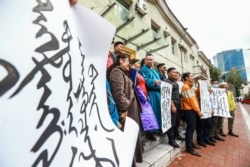 Mongolians protest at the Ministry of Foreign Affairs in Ulaanbaatar against China's plan to introduce Mandarin-only classes at schools in the neighboring Chinese province of Inner Mongolia, Aug. 31, 2020.
