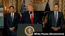 دونالد ترامپ،‌ رئیس جمهوری آمریکا، به همراه مارکو روبیو، وزیر امور خارجه، و پیت هگست، وزیر جنگ