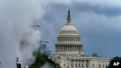 El Capitolio de EE.UU. se aprecia en medio de nubes de vapor de un área de construcción en la Avenida Pennsylvania en Washington. 10 de septiembre de 2020