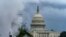El Capitolio de EE.UU. se aprecia en medio de nubes de vapor de un área de construcción en la Avenida Pennsylvania en Washington. 10 de septiembre de 2020