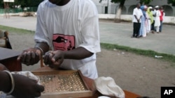 Des employés comptent les billes lors de l'élection présidentielle à Banjul, Gambie, le 22 septembre 2006.