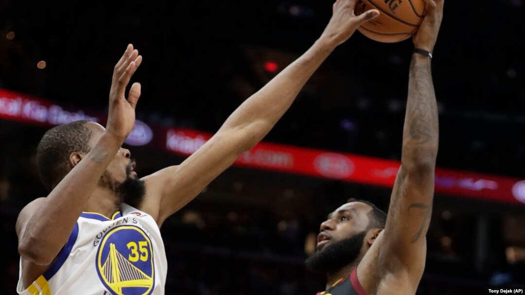 Košarkaš Golden Stejt Voriorsa Kevin Durent blokira šut Lebrona Džejmsa (Klivlend) u drugom poluvremenu treće utakmice finala NBA plej-ofa u Klivlendu (Foto: AP/Tony Dejak)