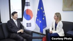 윤병세(왼쪽) 한국 외교장관과 페데리카 모게리니 유럽연합(EU) 외교안보 고위대표가 5일 벨기에 브뤼셀에서 만나 북핵 문제 등 공동관심사에 대해 의견을 나누고 있다. (한국 외교부 제공)