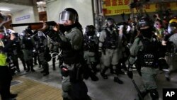 پولیس اور مظاہرین میں جھڑپوں میں کئی افراد زخمی ہو چکے ہیں 