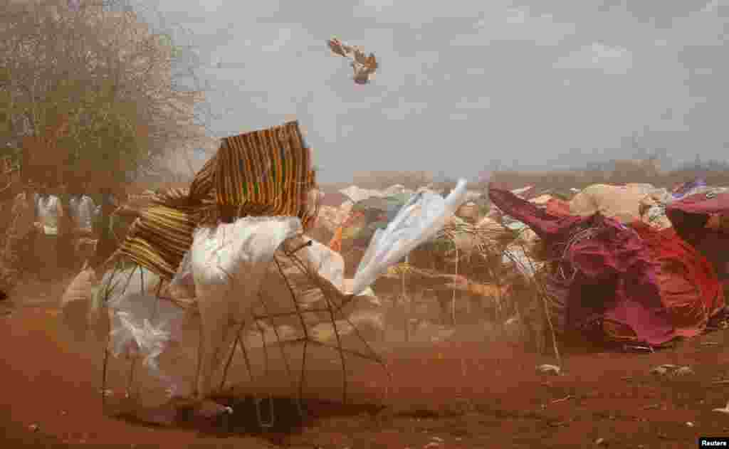 A dust storm sweeps through a makeshift camp in Baidoa, west of Somalia&#39;s capital Mogadishu, March 26, 2017.