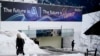 Spanduk iklan dengan slogan tentang AI di sebuah gedung di Davos Promenade, di samping Forum Ekonomi Dunia di Davos, Swiss, 18 Januari 2024. PadaPilpres AS 2024, kedua kandidat, Joe Biden dan Donald Trump menggunakan AI untuk menarik pemilih. (Foto: AP)