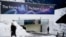 Spanduk iklan dengan slogan tentang AI di sebuah gedung di Davos Promenade, di samping Forum Ekonomi Dunia di Davos, Swiss, 18 Januari 2024. PadaPilpres AS 2024, kedua kandidat, Joe Biden dan Donald Trump menggunakan  AI untuk menarik pemilih.  (Foto: AP)