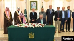  سعودی فنڈ فار ڈویلپمنٹ کے ساتھ تیل کی درآمدی ادائیگی ایک سال تک موخر کرنے کے معاہدے پر اسلام آباد میں ہونے والی دستخطوں کی تقریب ، فوٹو رائٹرز3 فروری 2025