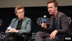 Los actores Willem Dafoe, izq., y Edward Norton forman parte del reparto de "Motherless Brooklyn", que se estrena esta semana en EE. UU.