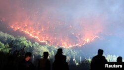 Kebakaran hutan di dekat Xichang, Liangshan Yi, provinsi Sichuan, China, 31 Maret 2020. 